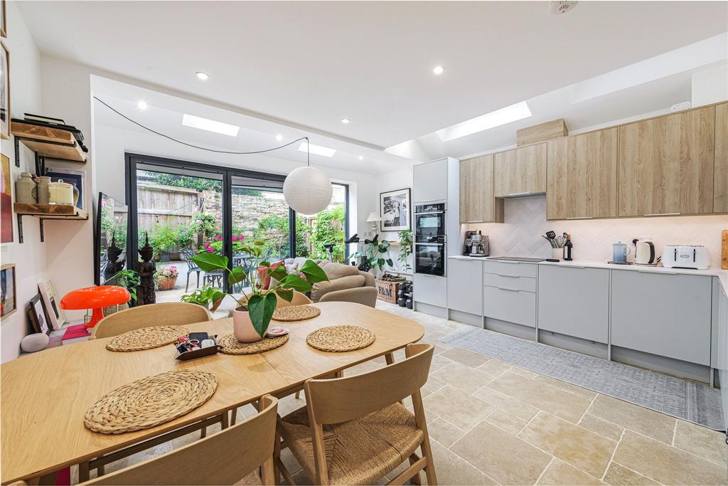 Sw7 4aj Jedburgh Street, SW11 2 bed apartment - £3,000 pcm (£692 pw)