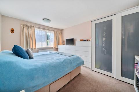 10 The Mead, London, W13 8AZ