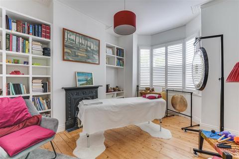 25 Livingstone Road, London, N13 4SD