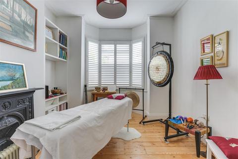 25 Livingstone Road, London, N13 4SD