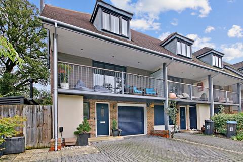 32 Sunnyside Close, East Grinstead, RH19 4QW