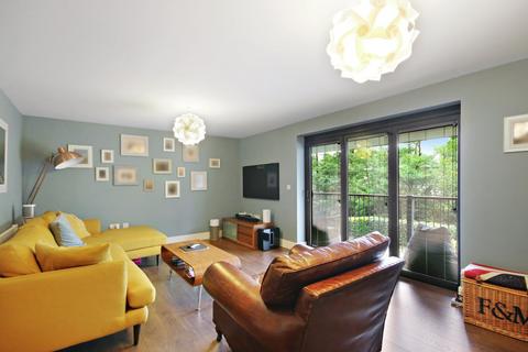 32 Sunnyside Close, East Grinstead, RH19 4QW