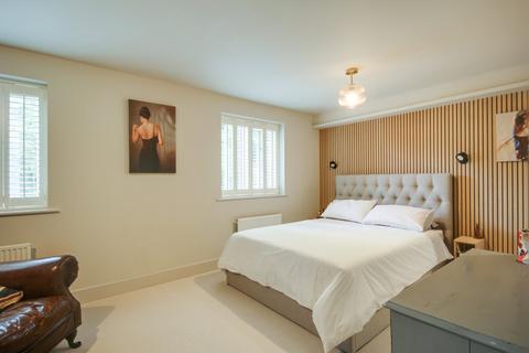 32 Sunnyside Close, East Grinstead, RH19 4QW