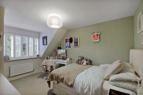 32 Sunnyside Close, East Grinstead, RH19 4QW