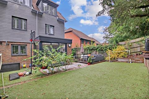 32 Sunnyside Close, East Grinstead, RH19 4QW