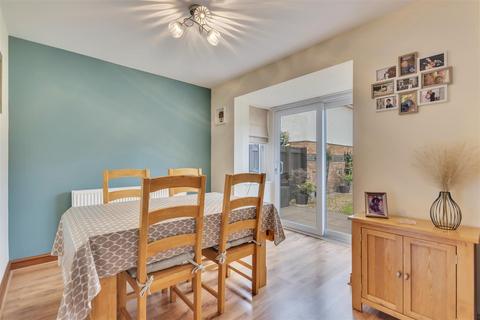 undefined, Lon Maldwyn, Llansantffraid