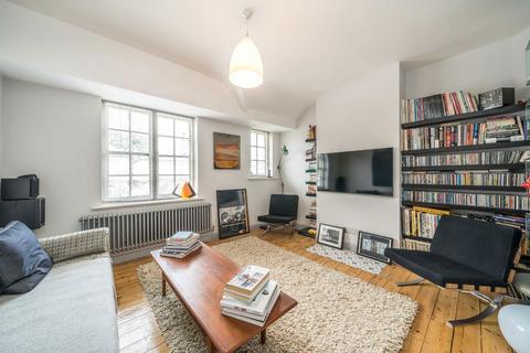 2 bedroom flat for sale, Cricklade Avenue, London SW2