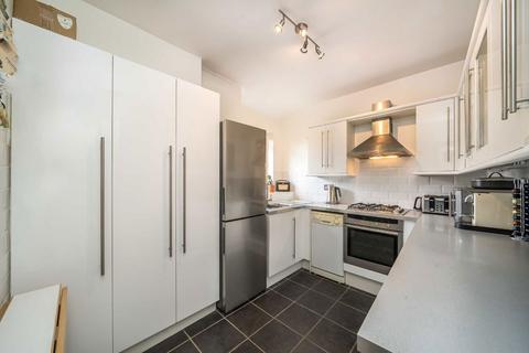 2 bedroom flat for sale, Cricklade Avenue, London SW2