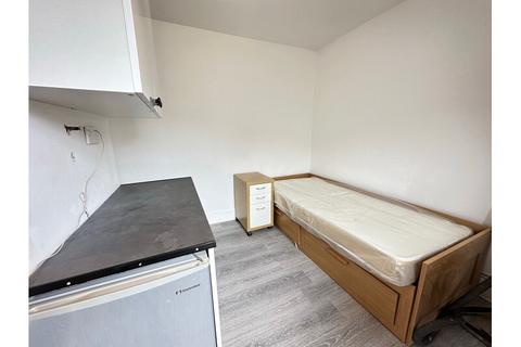 Studio to rent, Richmond Way, Shepherds Bush W14