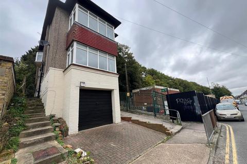 3 bedroom detached house to rent, Boundary Road, Chatham, Kent