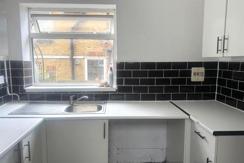 3 bedroom detached house to rent, Boundary Road, Chatham, Kent