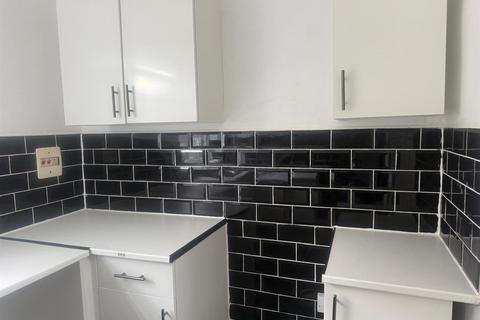 3 bedroom detached house to rent, Boundary Road, Chatham, Kent