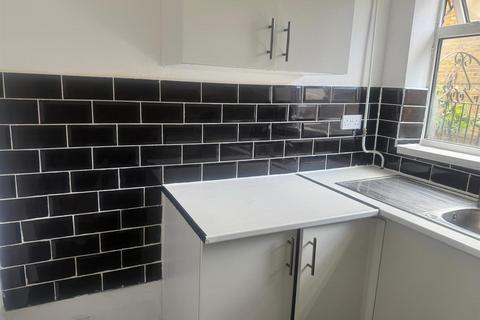 3 bedroom detached house to rent, Boundary Road, Chatham, Kent