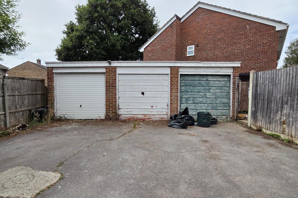 Garage/parking (middle garage)