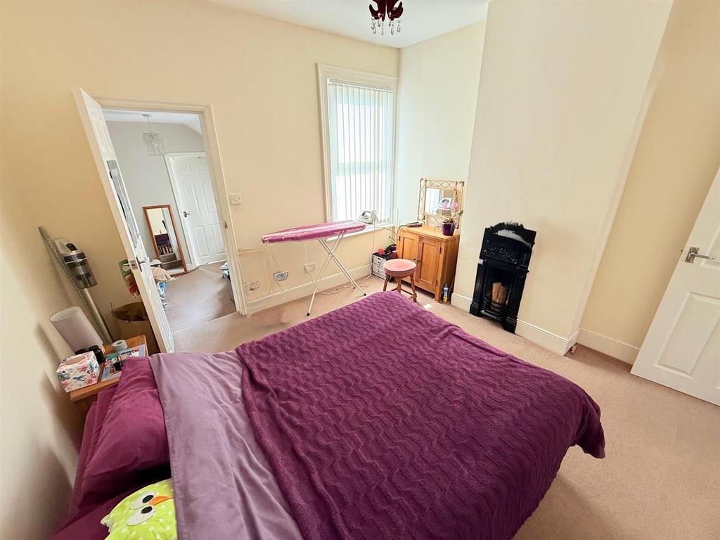 Bedroom 1.jpg