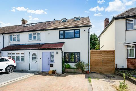 15 Huntingdon Gardens, Worcester Park, KT4 8TF