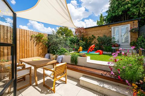 15 Huntingdon Gardens, Worcester Park, KT4 8TF