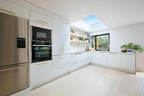 15 Huntingdon Gardens, Worcester Park, KT4 8TF