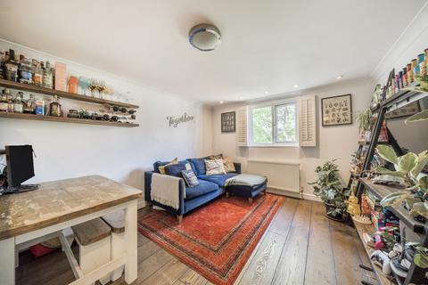 2 bedroom flat to rent, Faversham Road London SE6