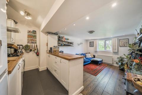2 bedroom flat to rent, Faversham Road London SE6