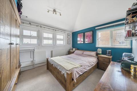 2 bedroom flat to rent, Faversham Road London SE6