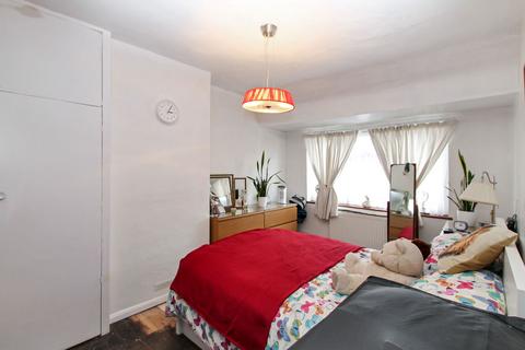 3 bedroom semi-detached house for sale, Windermere Avenue, Havering RM12