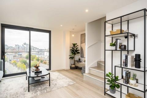 2 bedroom flat for sale, Plough Road, Battersea SW11
