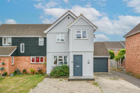 3 bedroom semi-detached house for sale, Menzies Avenue, Basildon