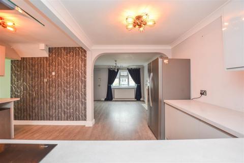 3 bedroom semi-detached house for sale, Menzies Avenue, Basildon