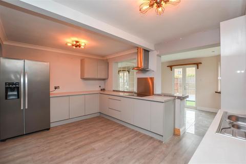 3 bedroom semi-detached house for sale, Menzies Avenue, Basildon
