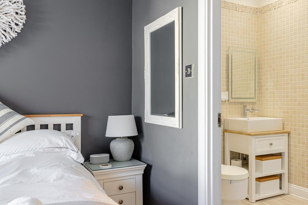 37 Main Bed &amp; En Suite 12 Sheplegh Court Blackawto