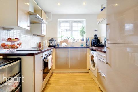 2 bedroom apartment for sale, Farnley Crescent, Leeds