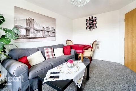 2 bedroom apartment for sale, Farnley Crescent, Leeds