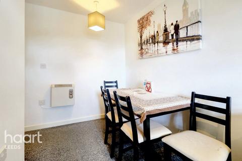 2 bedroom apartment for sale, Farnley Crescent, Leeds