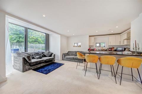 2 bedroom flat for sale, Manor Way, London SE3