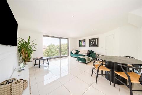 3 bedroom flat for sale, Manor Way, London SE3