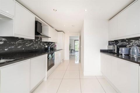 3 bedroom flat for sale, Manor Way, London SE3