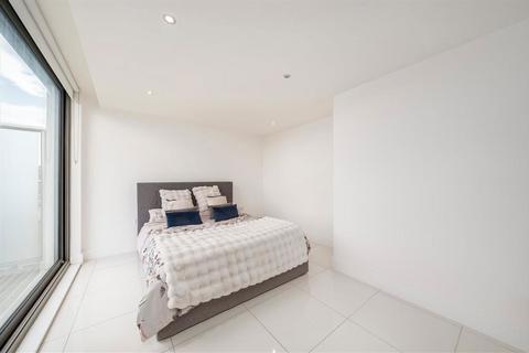 3 bedroom flat for sale, Manor Way, London SE3