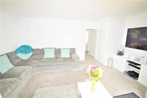3 bedroom house to rent, Monkswood Gardens, Ilford, IG5