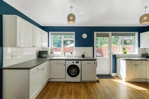 19 Rosslyn Avenue, London, E4 6DX