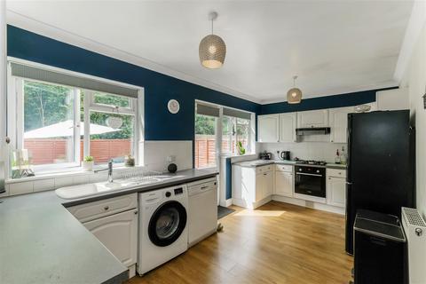 19 Rosslyn Avenue, London, E4 6DX