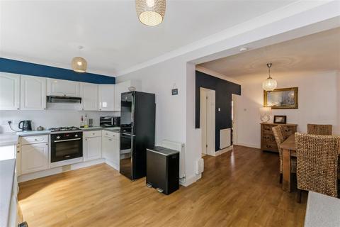 19 Rosslyn Avenue, London, E4 6DX