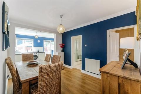 19 Rosslyn Avenue, London, E4 6DX