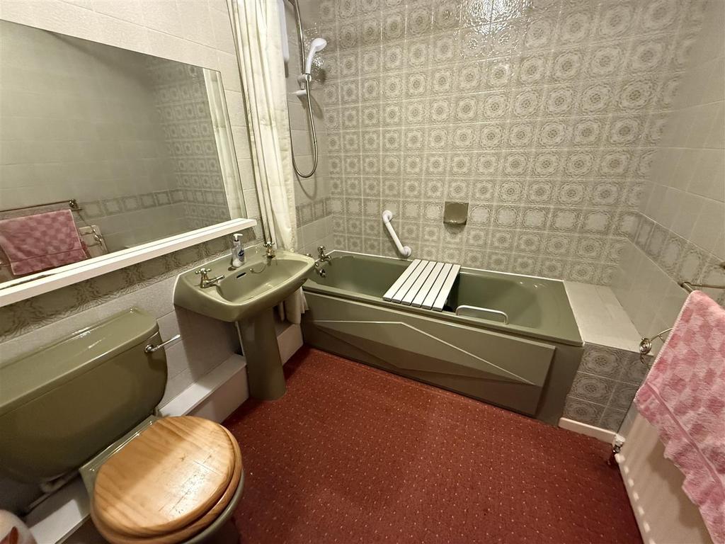 BATHROOM & WC