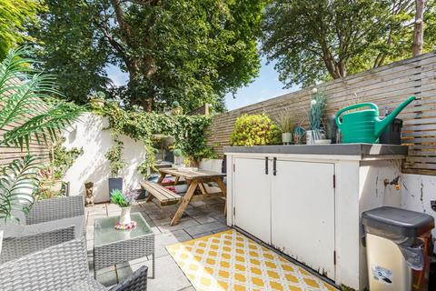 2 bedroom flat for sale, Disraeli Road, London SW15