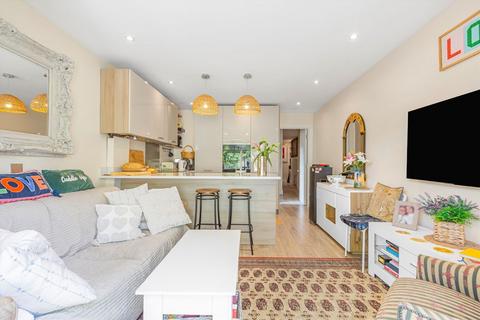 2 bedroom flat for sale, Disraeli Road, London SW15