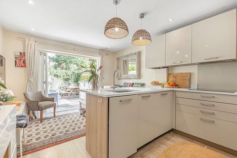 2 bedroom flat for sale, Disraeli Road, London SW15