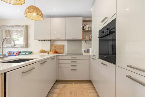 2 bedroom flat for sale, Disraeli Road, London SW15