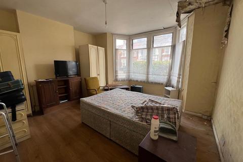 1 bedroom flat for sale, Haslemere Road, Seven Kings