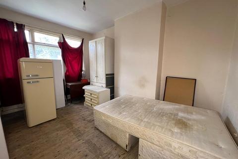 1 bedroom flat for sale, Haslemere Road, Seven Kings
